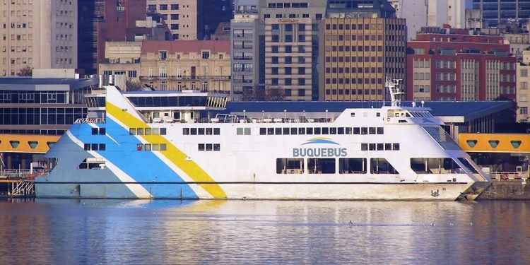 La Aduana argentina inhabilitó un barco emblema de Buquebus