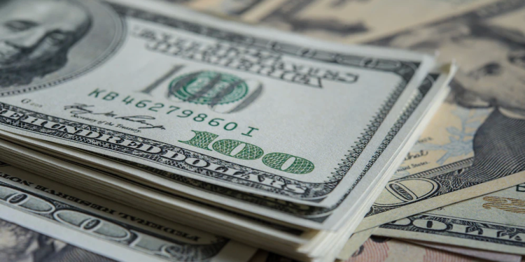 La caída en picada del dólar: 12 jornadas en baja y una depreciación del 3,72%
