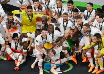 Lanzini ganó el duelo argentino y se coronó campeón en la Conference League