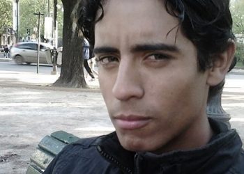 Las mujeres asesinadas en La Plata recibieron disparos en la cabeza e indagan al policía