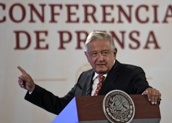 López Obrador ofreció investigar a los policías para que los 16 rehenes sean liberados