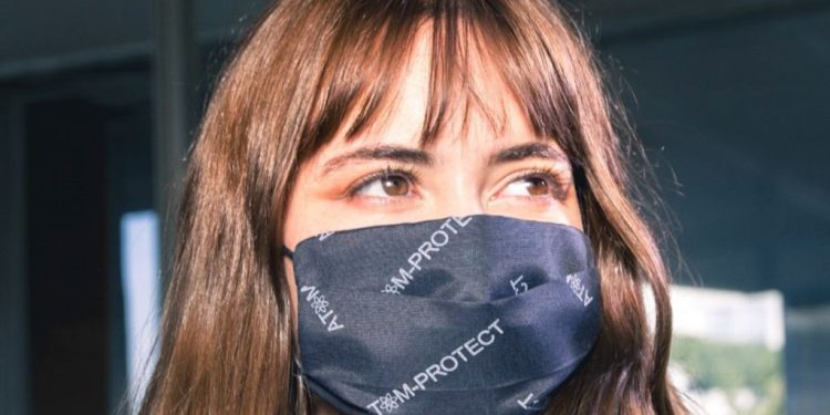 Los creadores del «barbijo del Conicet» lanzan una nueva línea de colitas antipiojos