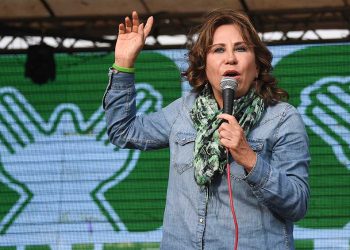 Los guatemaltecos eligieron presidente y la favorita acusó al Gobierno de “comprar votos”