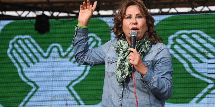 Los guatemaltecos eligieron presidente y la favorita acusó al Gobierno de “comprar votos”