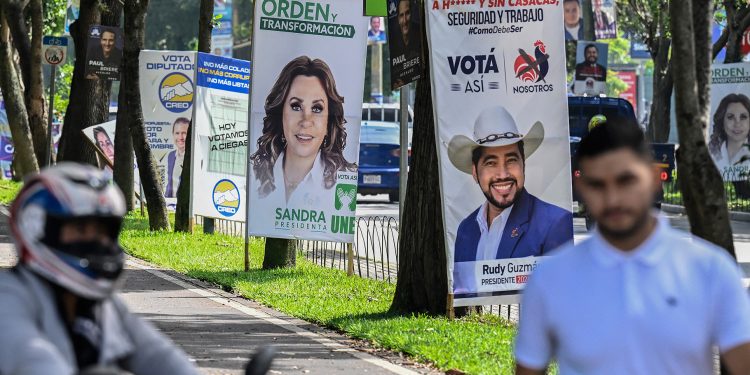 Los guatemaltecos votan con pronóstico de abstención alta y segunda vuelta en agosto