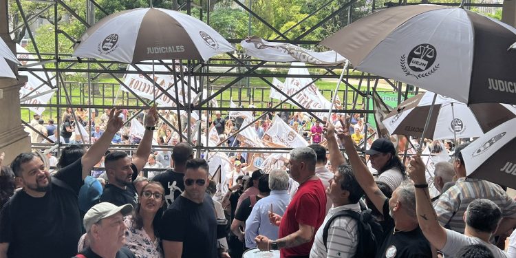 Los judiciales pararon, marcharon por un aumento y llamaron a otra huelga