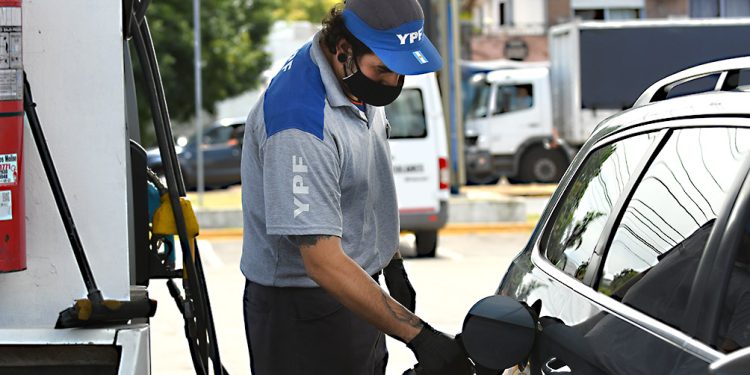 Massa advirtió a las petroleras que no pueden aumentar más del 4,5% los combustibles