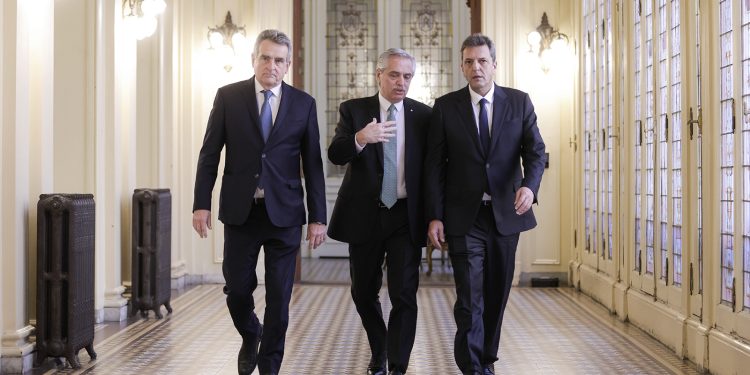 Massa estudia “un alivio en el pago de impuesto a las Ganancias para trabajadores”