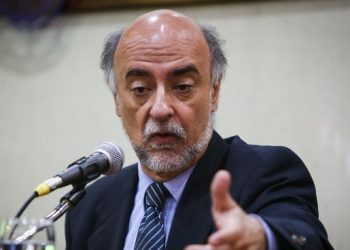 Mieres rechaza que las empresas estén obligadas a darles agua embotellada a sus empleados