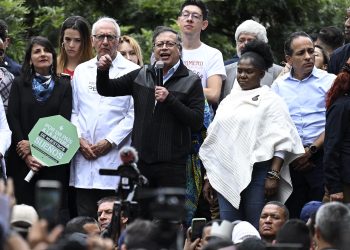 Petro denunció un intento de “golpe blando” y apura al Congreso