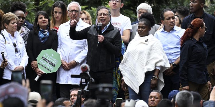 Petro denunció un intento de “golpe blando” y apura al Congreso