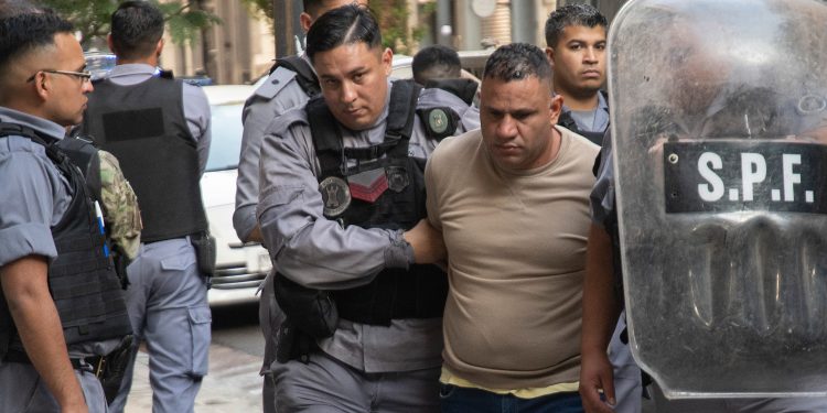 Piden perpetua para tres policías porteños por matar por “placer y odio racial”