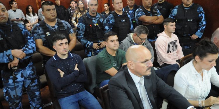 Piden reclusión perpetua y 20 años para los policías condenados por la Masacre de Monte