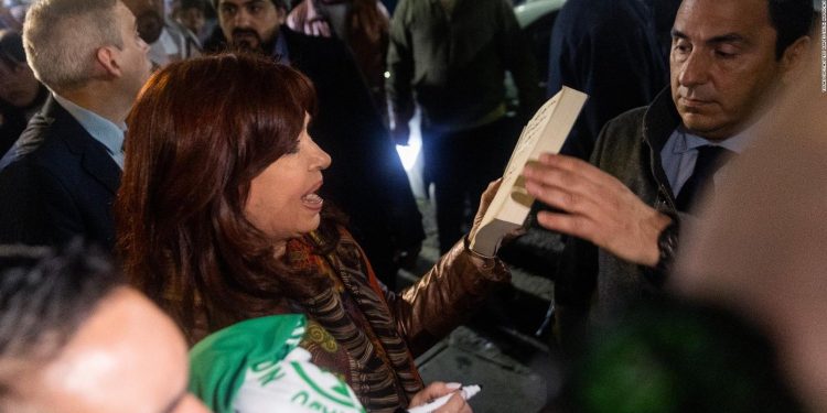 Por qué Capuchetti elevó a juicio la causa por el atentado a CFK con sólo tres imputados