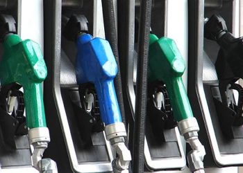 Postergan hasta noviembre el incremento de impuestos que afectan precios de combustibles