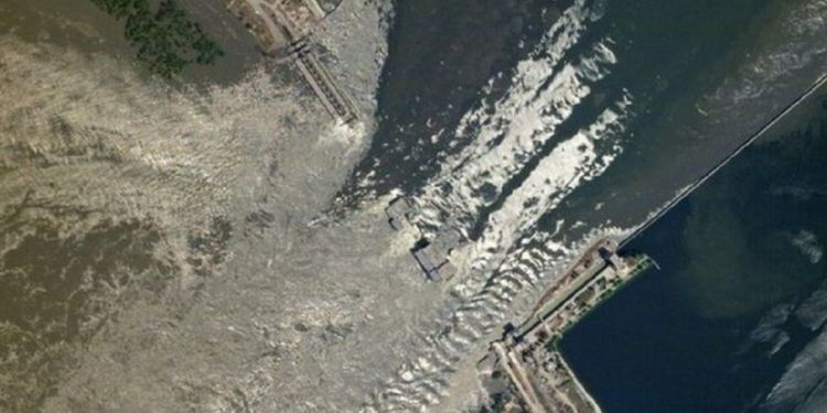 Rusia y Ucrania se acusan mutuamente por la destrucción de una represa