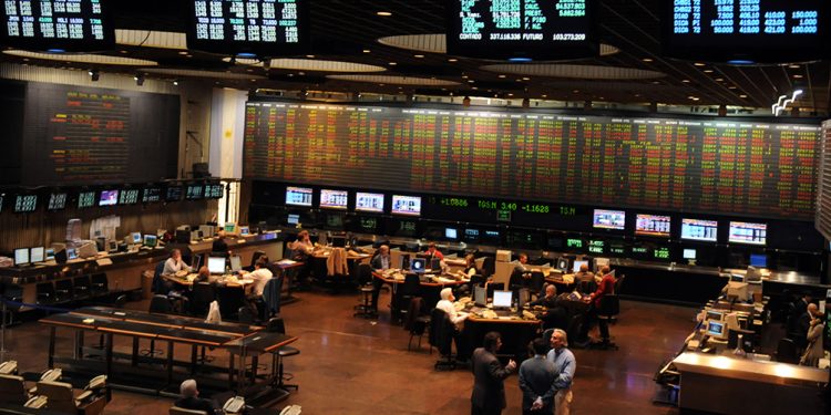 Tras la oficialización de las listas, los bonos subieron casi 6 % y acciones hasta 17 %