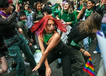 Tras un fallo que creó “confusión”, alertan que abortar en Colombia sigue siendo legal