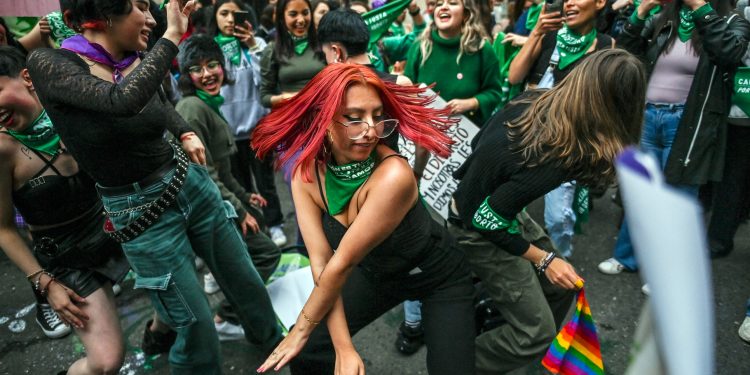 Tras un fallo que creó “confusión”, alertan que abortar en Colombia sigue siendo legal