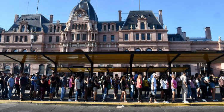 UTA levantó el paro de colectivos en AMBA pero mantiene la medida de fuerza en el Interior