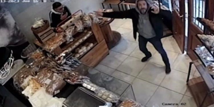 Bailando por una medialuna: furor por la panadería que las regala si te tirás un paso