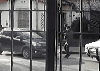 Chocó, se bajó del auto y, en vez de pedir los papeles, atacó a hachazos al otro vehículo