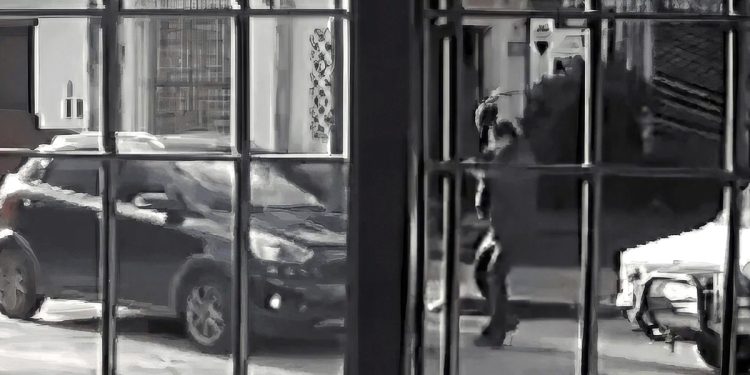 Chocó, se bajó del auto y, en vez de pedir los papeles, atacó a hachazos al otro vehículo