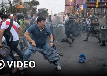 Choques entre manifestantes y policías en las inmediaciones del Congreso de Perú