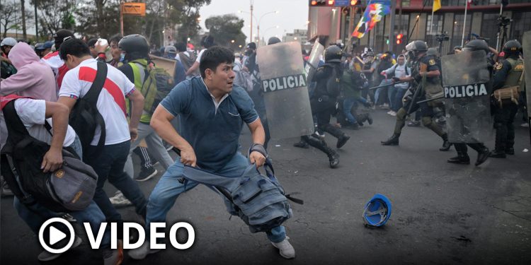 Choques entre manifestantes y policías en las inmediaciones del Congreso de Perú