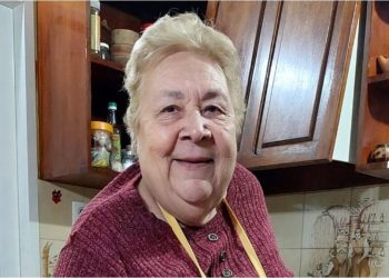“Cocinando con la abuela Martha”: tiene 82 años y la rompe con sus recetas en TikTok
