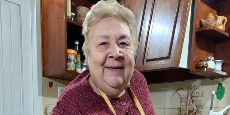 “Cocinando con la abuela Martha”: tiene 82 años y la rompe con sus recetas en TikTok