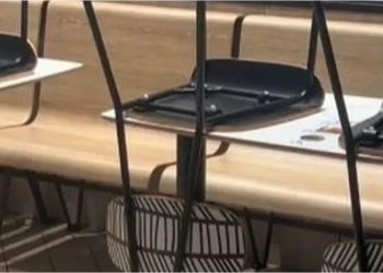 Compró cuatro sillas por marketplace y tres años después se enteró del secreto que escondían