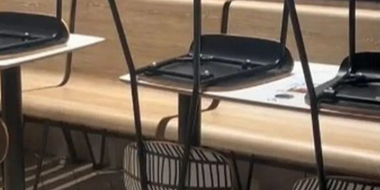 Compró cuatro sillas por marketplace y tres años después se enteró del secreto que escondían