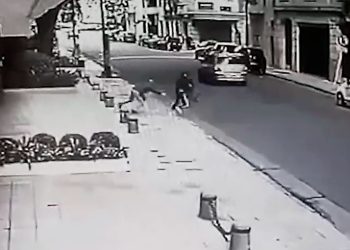 Con el “cuento del tío”, le robaron una valija con 10 mil dólares a una anciana