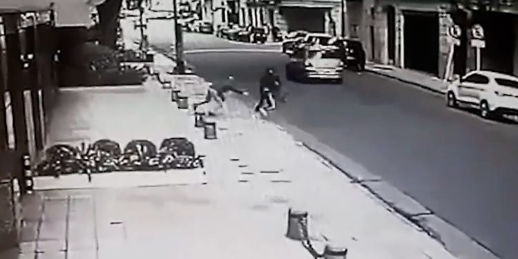 Con el “cuento del tío”, le robaron una valija con 10 mil dólares a una anciana