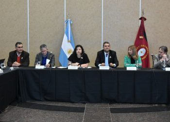 Con la firma de todos los ministros de Salud, incluso Fernán Quirós, desmienten una publicación sobre el acompañamiento a personas internadas durante el confinamiento