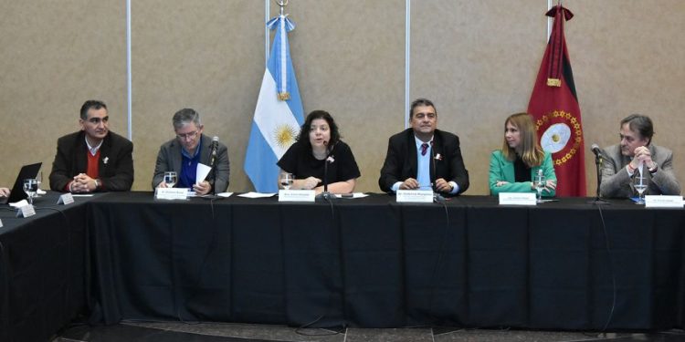 Con la firma de todos los ministros de Salud, incluso Fernán Quirós, desmienten una publicación sobre el acompañamiento a personas internadas durante el confinamiento