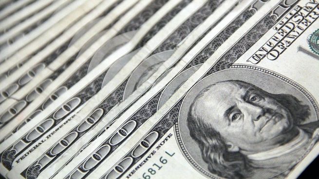 El dólar cerró a la baja en una semana con saldo positivo