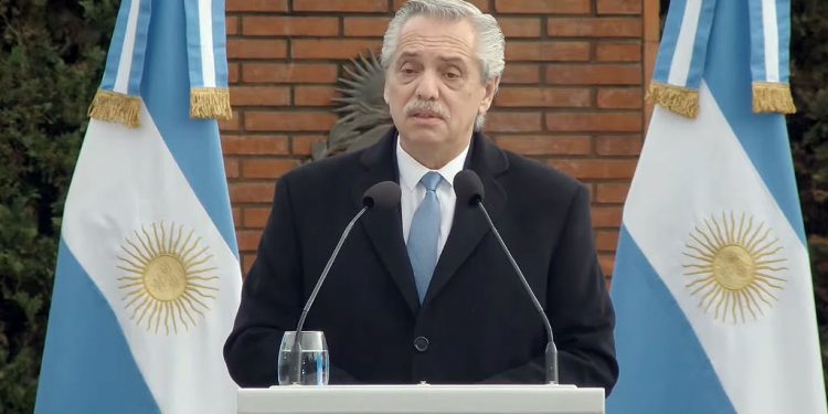 El Presidente encabeza un acto de entrega de viviendas en San Luis