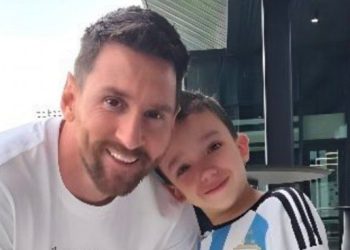 El tierno gesto de Messi con un niño de ocho años que sufre su mismo déficit de crecimiento