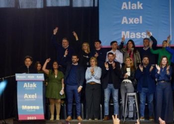 En La Plata, Axel Kicillof respaldó a Massa y acompañó el lanzamiento de Julio Alak