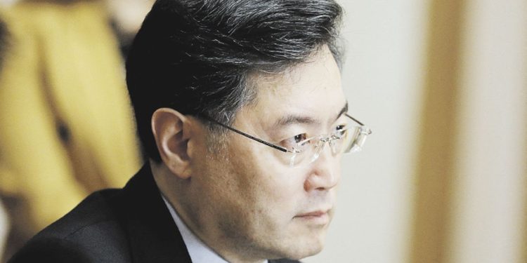 En una decisión sorprendente, China defenestró a su canciller