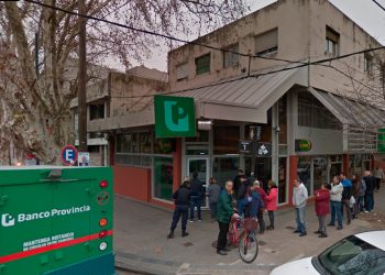 Encapuchados, con armas largas y chaleco policial intentan robar un Banco Provincia