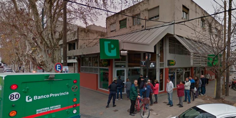 Encapuchados, con armas largas y chaleco policial intentan robar un Banco Provincia