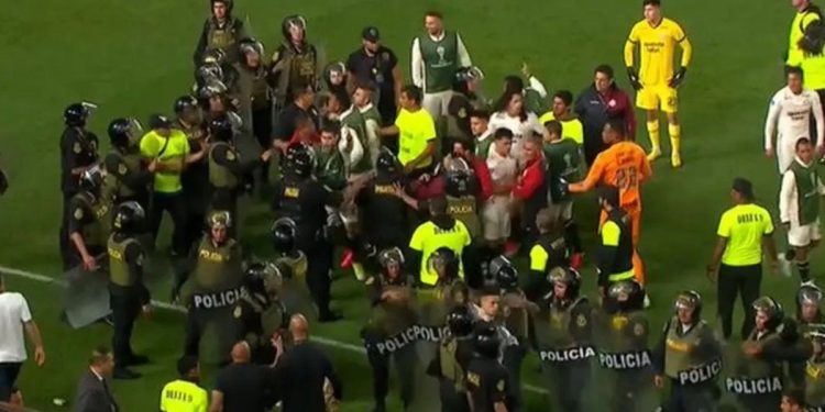 Escandaloso final entre Corinthians y Universitario por Copa Sudamericana