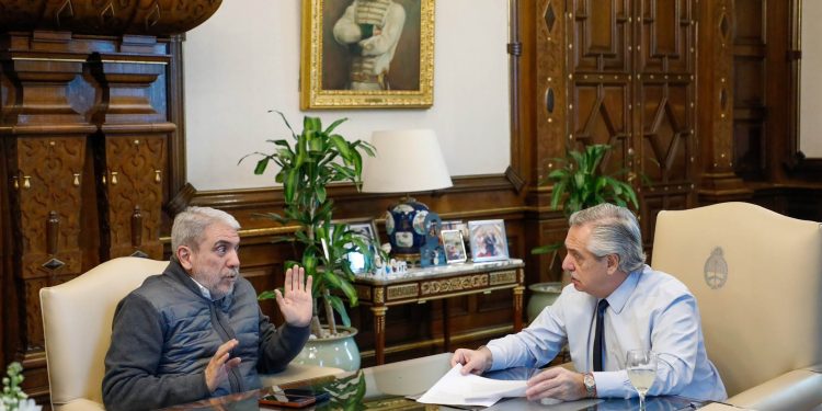 Fernández respaldó el operativo contra las “cuevas” que venden dólares ilegales