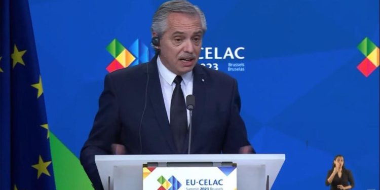 Gracias totales: Alberto se despidió de la cumbre UE-CELAC y celebró el acuerdo energético