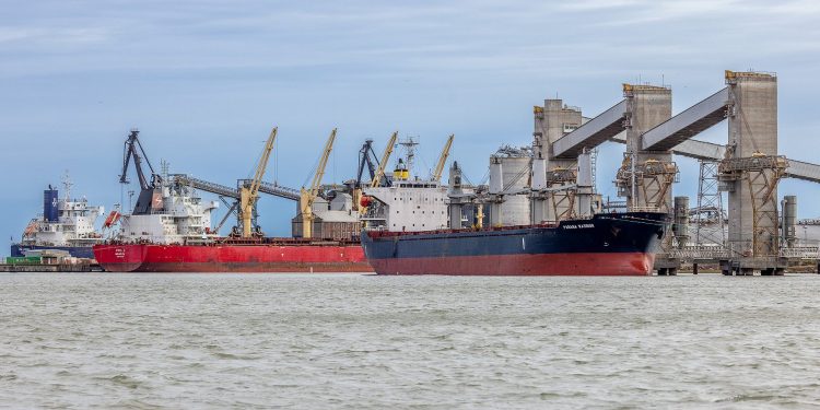 Kicillof: “Los puertos bonaerenses representan nuestra conexión con el mundo”