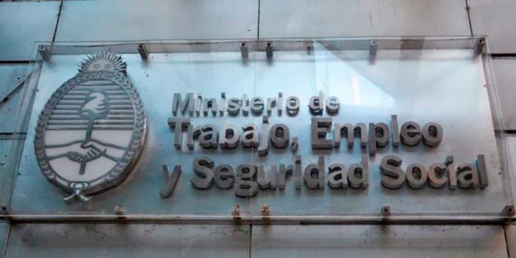 La CGT y la CTA negocian una propuesta común de aumento del salario mínimo