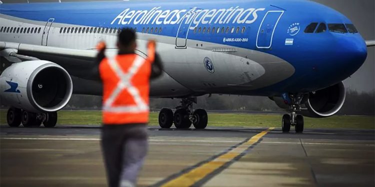 Las claves del proyecto que presentó Máximo para contrarrestar los planes de privatización de Aerolíneas